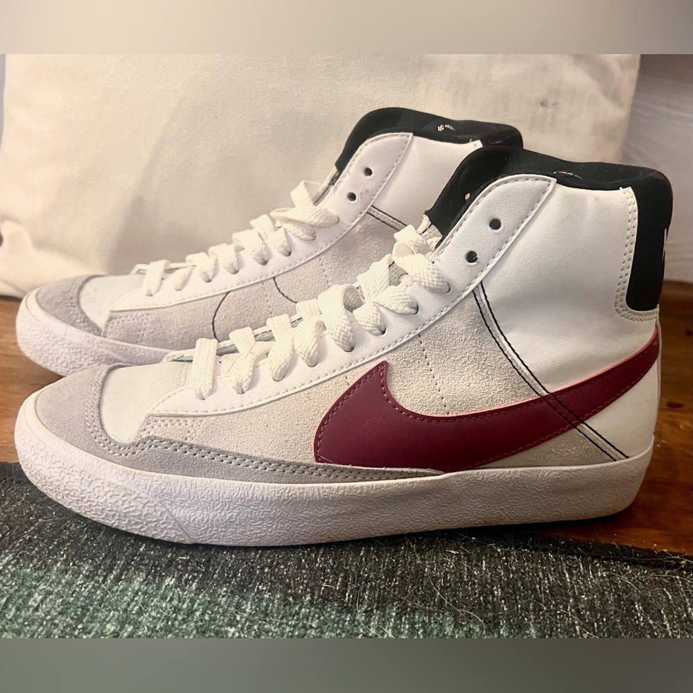 Nike Blazer Mid '77 SE Dance (GS) White/Maroon-Black Big Kids Shoes